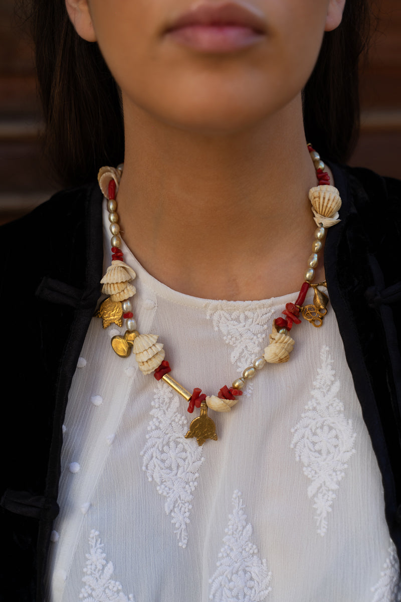 Collar conchas y coral